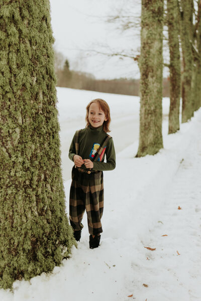 Vilnas bikses ar regulējamām lencēm un dabīgām olīvkoka pogām